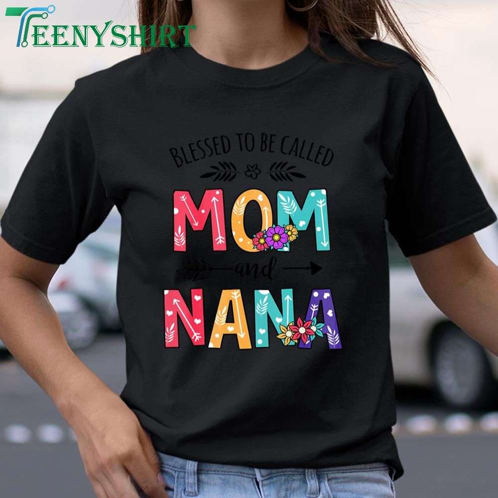 Blessed Mom and Nana Floral Christmas Gift T-Shirt