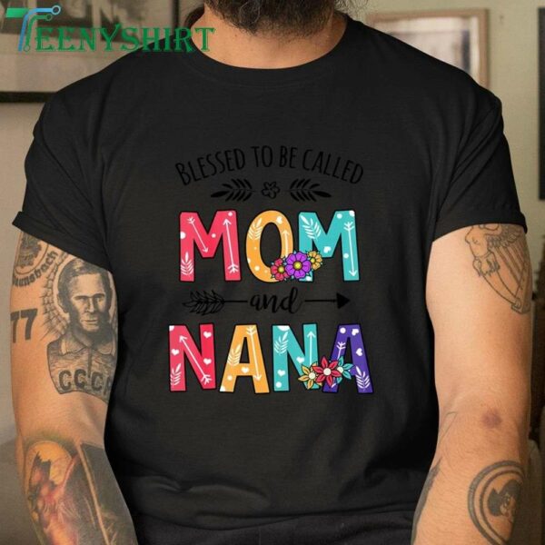 Blessed Mom and Nana Floral Christmas Gift T-Shirt