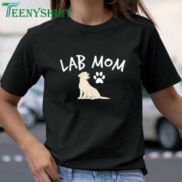 Labrador Retriever Mom T Shirt A Must Have for Dog and Puppy Lovers 1